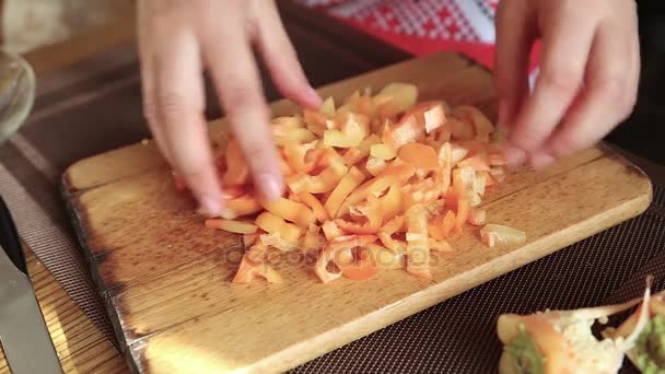 Нарізаний солодкий перець — стокове відео