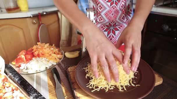 Queso rallado en un plato — Vídeo de stock