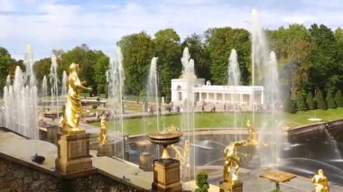 Yaldızlı heykeller ve Peterhof pınarlarına