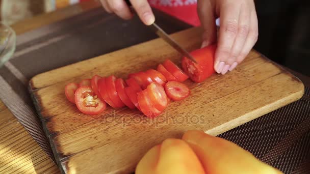 Le cuisinier coupe une tomate — Video