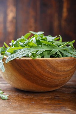 Ahşap arka plan üzerinde taze roka