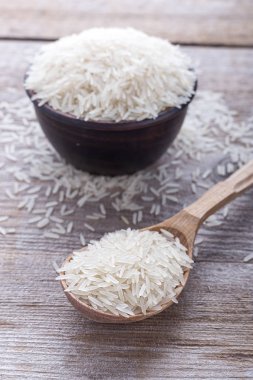 ahşap bir arka plan üzerinde pirinç