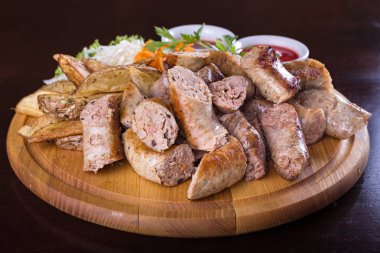 Çeşitli sosis sosu ile