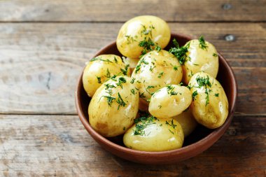 Bir tabak içinde genç haşlanmış patates