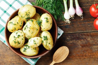 Ahşap arka plan üzerinde sebzeli patates