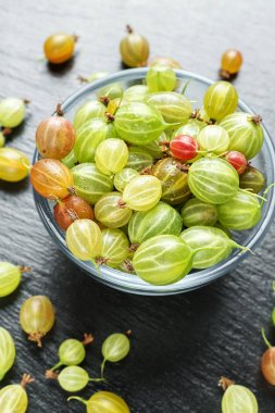 Siyah arka planda Bektaşi üzümü