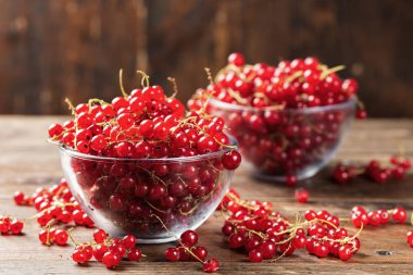 Yıkanmış kırmızı kuş üzümü