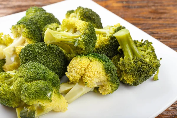 Gekookte broccoli op een plaat — Stockfoto