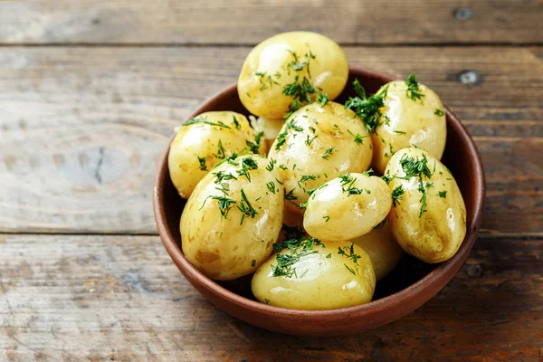 Bir tabak içinde genç haşlanmış patates