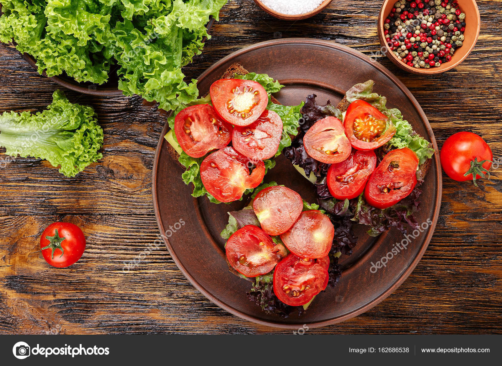Torradas com tomate fresco fotos, imagens de © Alexshyripa #162686538