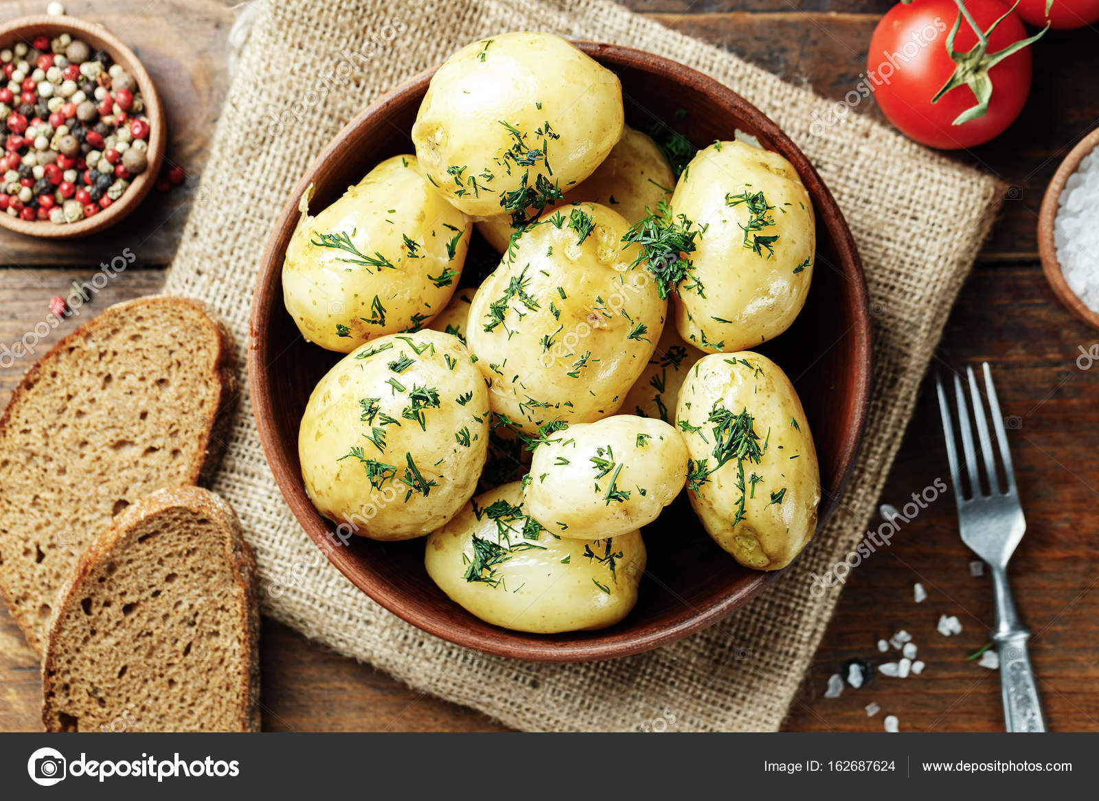 Обед из хлеба и картофеля
