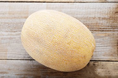 koyu kahverengi tablosundaki Bütün Konfit kavun.