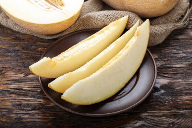 koyu kahverengi masa sulu olgun kesme kavun.