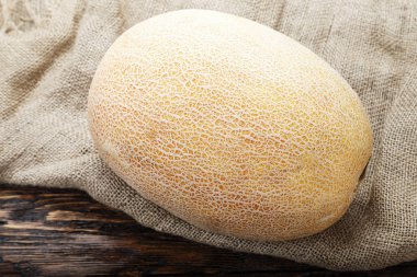 koyu kahverengi tablosundaki Bütün Konfit kavun.