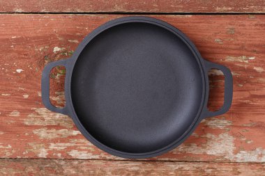 ahşap arka plan üzerinde boş alakart kızartma tavası. 