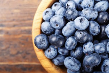 ahşap bir arka planda yaban mersini