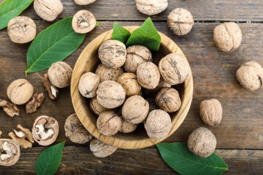 Kabuklu ceviz ahşap arka plan üzerinde