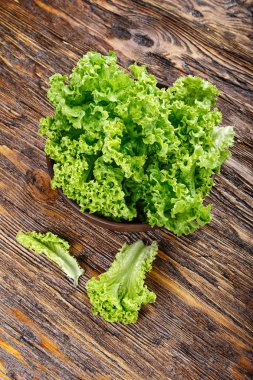 Ahşap yüzey üzerinde taze marul. Metin için yer. Üstten Görünüm