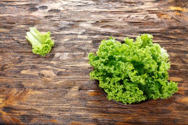 Ahşap yüzey üzerinde taze marul. Metin için yer. Üstten Görünüm
