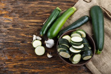 dilimlenmiş kabak ve bütün kabak gemide yalan.