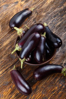 hasat patlıcan bir kil plaka eski koyu ahşap masa. t