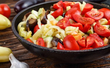 Baharat ve malzemelerin üzerine wo ile tavada doğranmış taze sebze