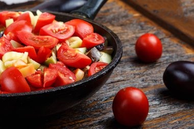 Baharat ve malzemelerin üzerine wo ile tavada doğranmış taze sebze