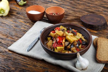 Domates, patlıcan, kabak, soğan, havuç, p ile sebze güveç