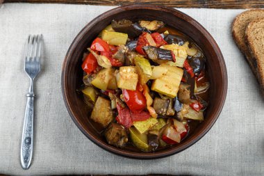 Domates, patlıcan, kabak, soğan, havuç, p ile sebze güveç