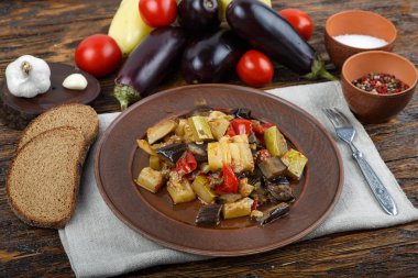 Domates, patlıcan, kabak, soğan, havuç, p ile sebze güveç