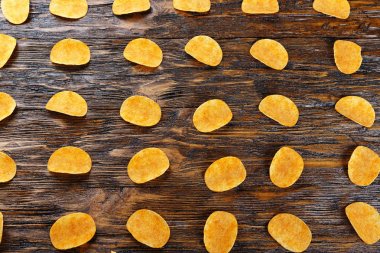 Ahşap bir masa üzerinde bir satırda düzenlenen fiş. 