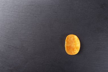 patates cipsi mazisi üzerinde