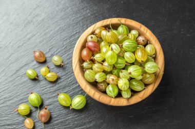 Bir ahşap plaka olgun bektaşi üzümü