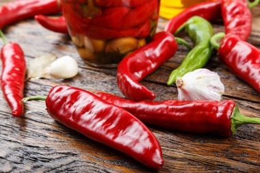 Kırmızı ve yeşil biber baharat ile masanın üzerinde yatan
