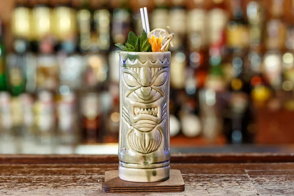 Exotischer Cocktail im Tiki-Glas — Stockfoto
