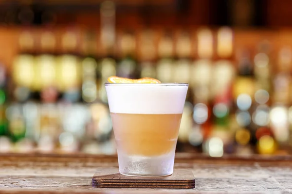 Лимонный коктейль с кислым виски — стоковое фото