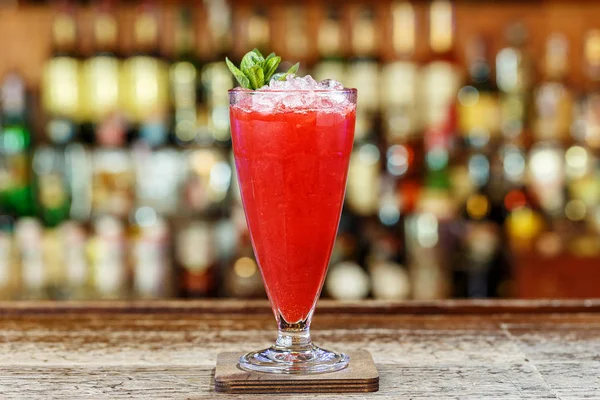 Клубничный алкогольный коктейль — стоковое фото