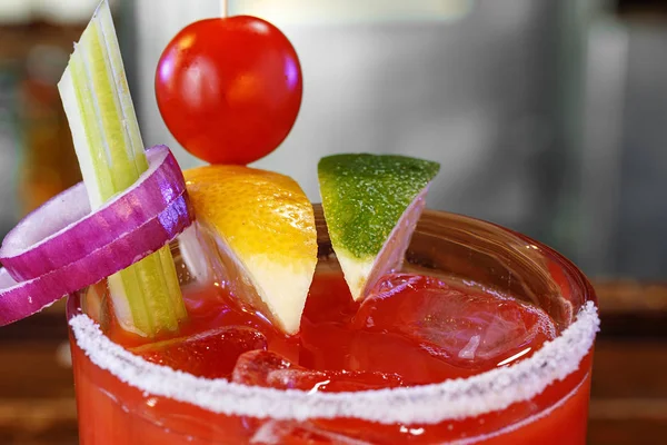 Bir bardak tuzlu kenarında Bloody Mary