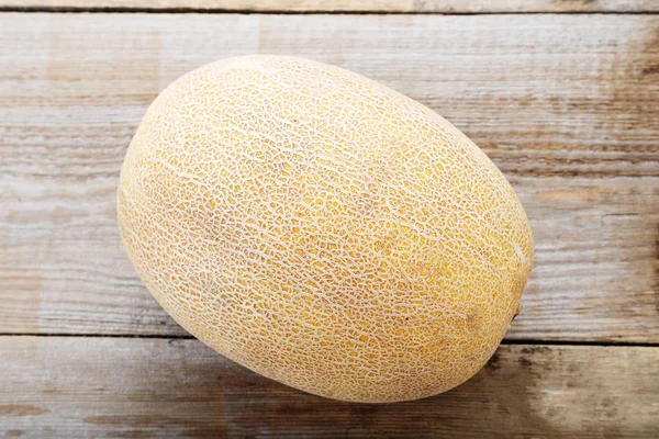 koyu kahverengi tablosundaki Bütün Konfit kavun.