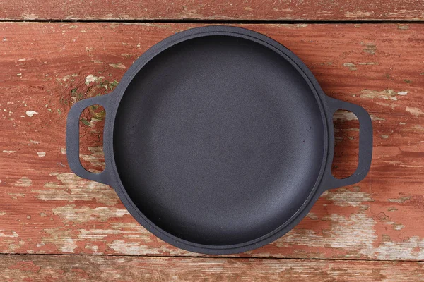 ahşap arka plan üzerinde boş alakart kızartma tavası. 