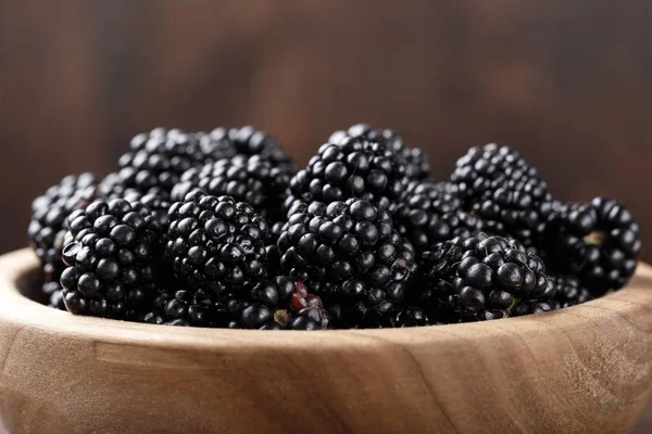 Blackberry en un plato de madera — Foto de Stock