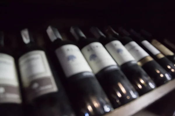 Flaschen Wein Hintergrund. Bilder sind verschwommen — Stockfoto
