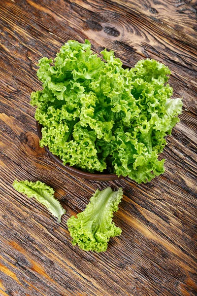 Ahşap yüzey üzerinde taze marul. Metin için yer. Üstten Görünüm