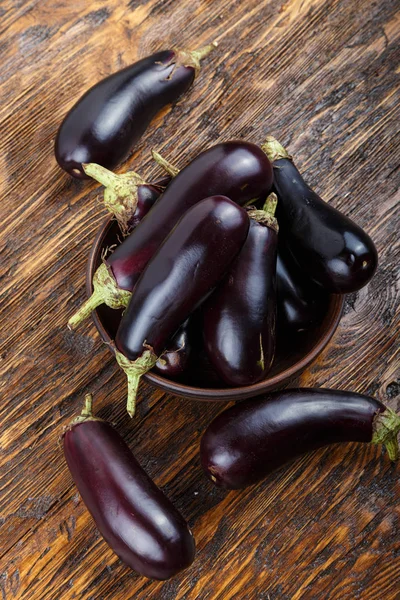 hasat patlıcan bir kil plaka eski koyu ahşap masa. t