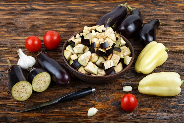 Rohe gewürfelte Auberginen in einer Schüssel, Tomaten und Knoblauch, Detail eines Schnitts — Stockfoto