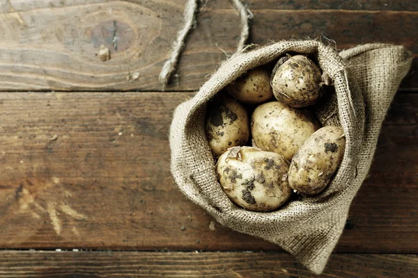 Молодой картофель в мешковине — стоковое фото