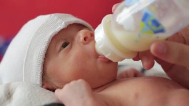 bir şişe bebek yiyor
