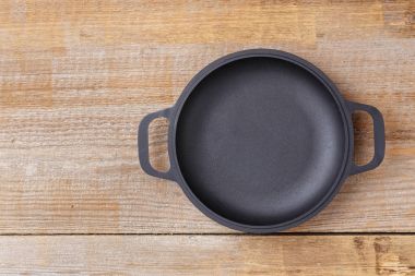 Yukarıdaki boş kızartma tavası görünümü