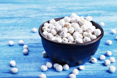 Ahşap arka planda bir kasede nohut