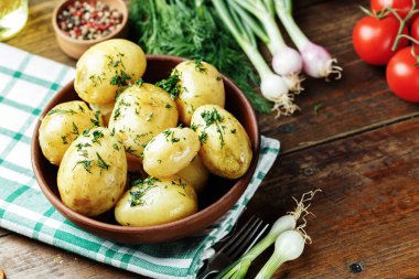 Ahşap arka plan üzerinde sebzeli patates